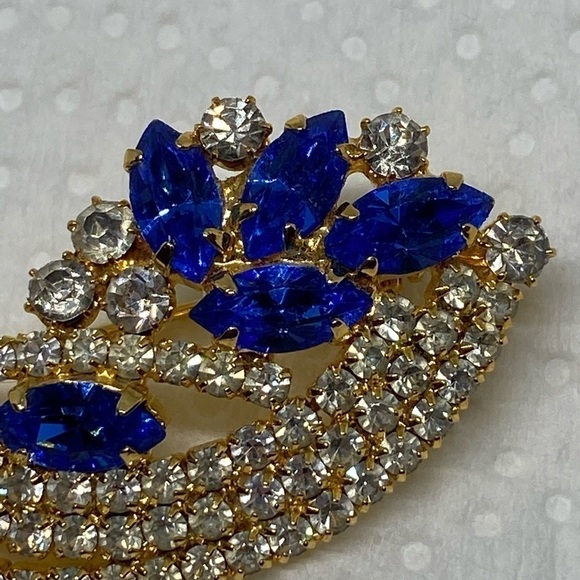 BROOCH Vintage rhinestone brooch blue and clear floral - Picture 7 of 8